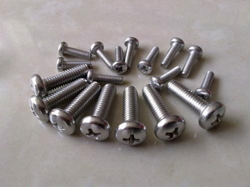 Crosshead machine screw